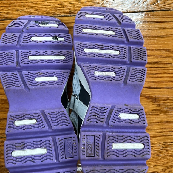 Avia women’s sneakers with Velcro strap closure. Size 8. - Picture 7 of 8